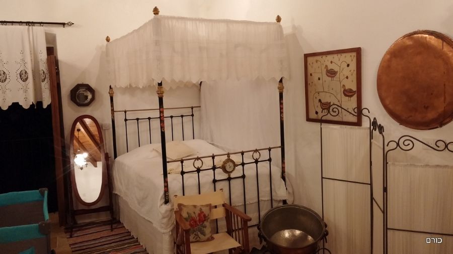 חדר השינה בבקתה המסורתית בה ישנו בכפר Lofou 